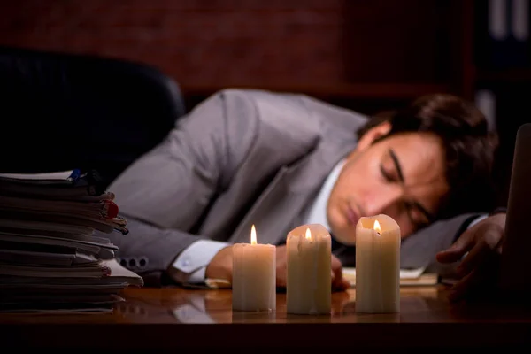 Empresario trabajando hasta tarde en la oficina con luz de vela — Foto de Stock