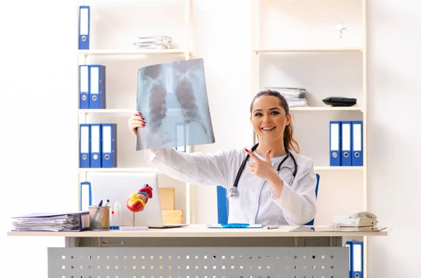 Unga kvinnliga läkare radiolog sitter på kliniken — Stockfoto