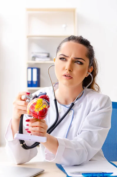 Giovane medico cardiologo seduta in ospedale — Foto Stock