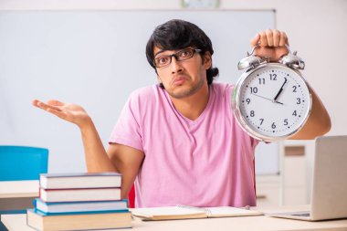 Genç erkek öğrenci sınıf 