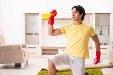 Ev işi yapan genç yakışıklı erkek 