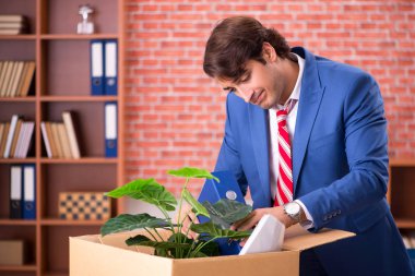 Genç kişi onun işten ateş olmak 