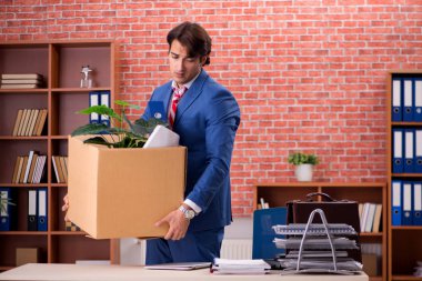 Genç kişi onun işten ateş olmak 