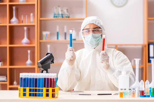 Young biochemist wearing protective suit working in the lab — Stock Photo, Image