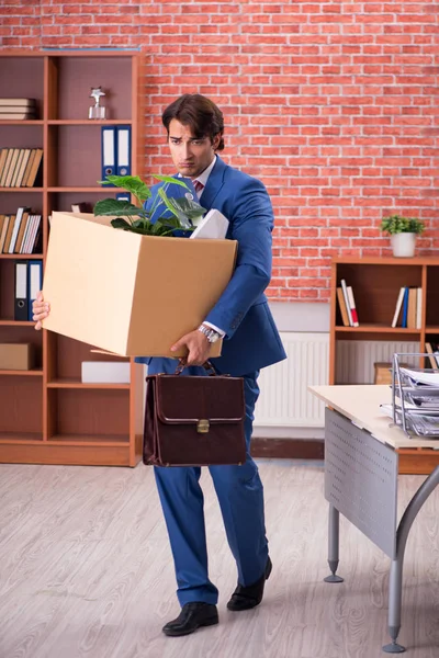 Jovem demitido do seu trabalho — Fotografia de Stock