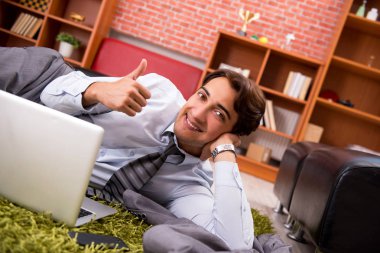 Genç çalışan office katta yalan 