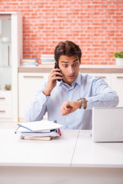 Ofiste çalışan yakışıklı bir genç. 