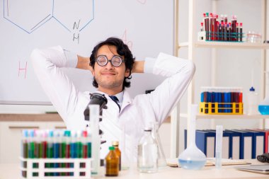 Beyaz tahta önünde genç komik kimyager 
