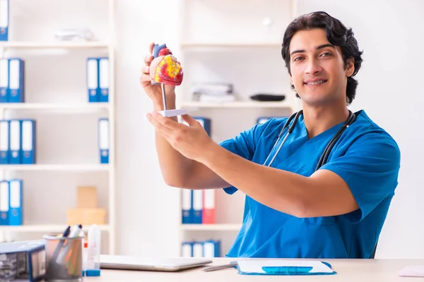 Genç yakışıklı doktor klinikte çalışan — Stok fotoğraf