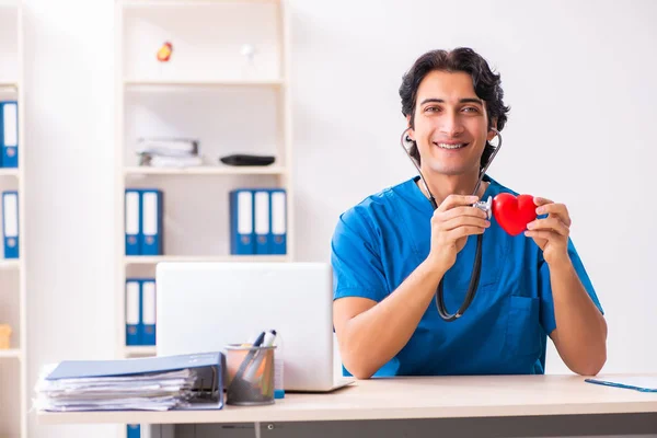 Ung snygg läkare som arbetar på kliniken — Stockfoto