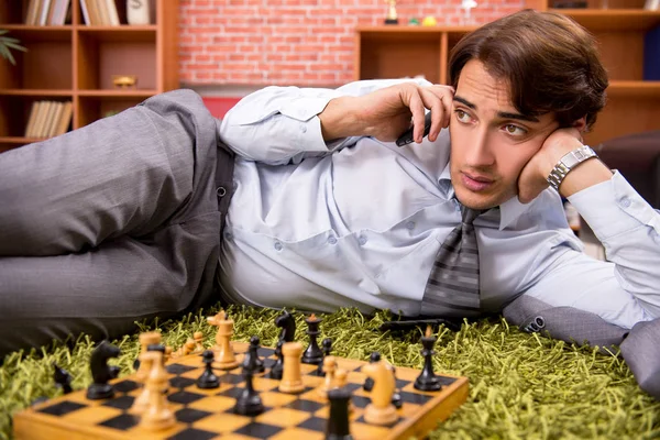 Jeune beau patron jouant aux échecs pendant la pause — Photo