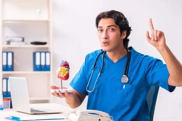 Joven médico guapo que trabaja en la clínica —  Fotos de Stock