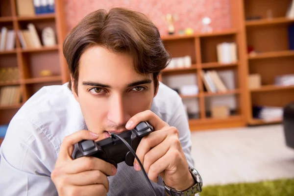 Jonge werknemer speelt joystick games tijdens zijn pauze — Stockfoto