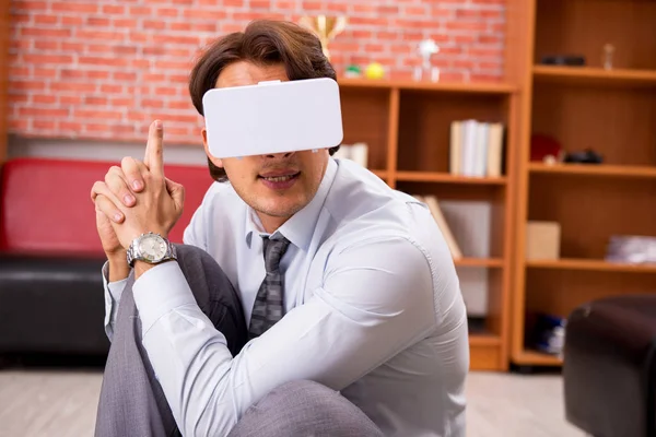 Jovem funcionário com óculos virtuais durante a pausa no escritório — Fotografia de Stock
