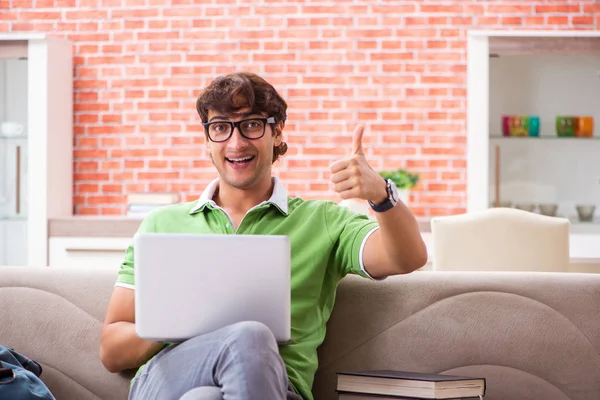 Ung student förbereder sig för tentor hemma — Stockfoto