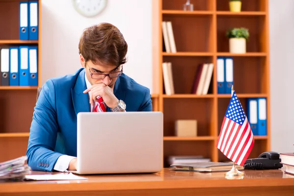 Jonge knappe politicus in functie — Stockfoto