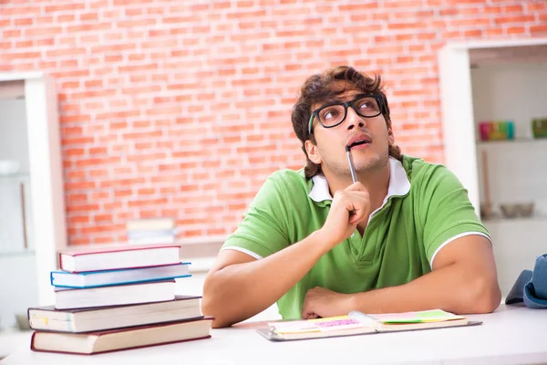 Estudiante joven preparándose para los exámenes en casa —  Fotos de Stock