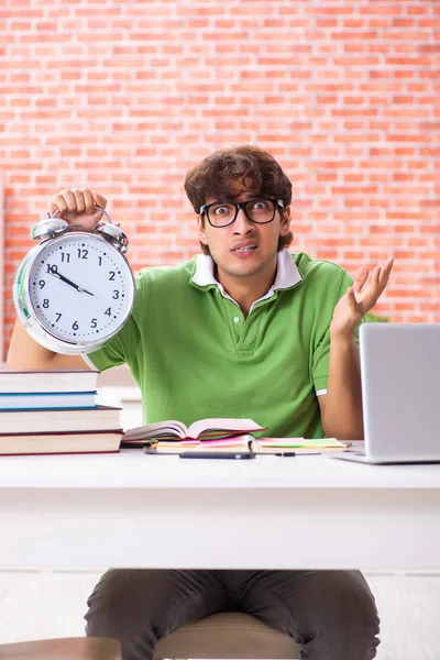 Junge Studentin bereitet sich zu Hause auf Prüfungen vor — Stockfoto