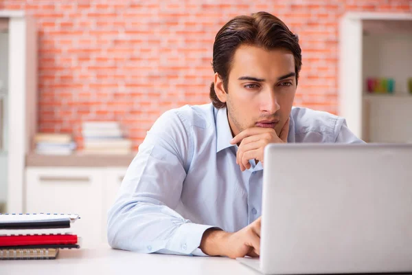 Joven empleado guapo que trabaja en la oficina —  Fotos de Stock