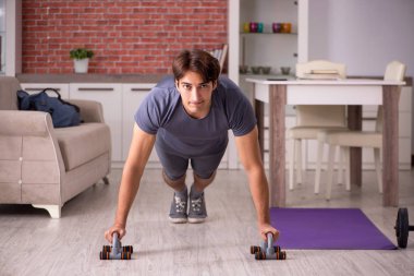 Yakışıklı delikanlı spor egzersizleri evde yapıyor 