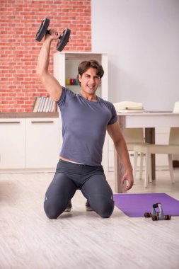 Yakışıklı delikanlı spor egzersizleri evde yapıyor 