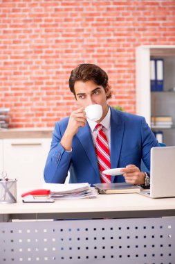 Ofiste çalışan yakışıklı bir genç. 