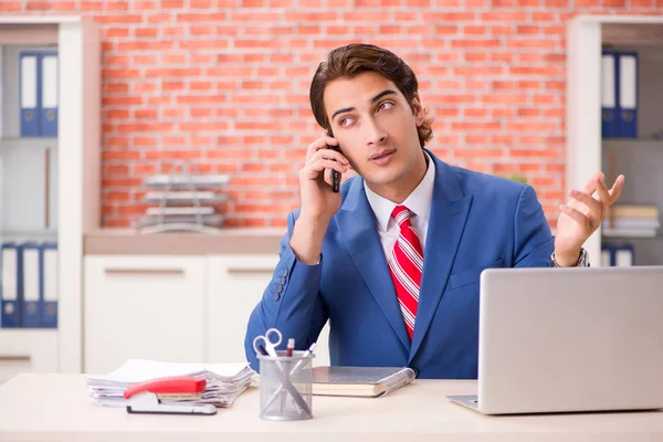 Joven empleado guapo que trabaja en la oficina —  Fotos de Stock