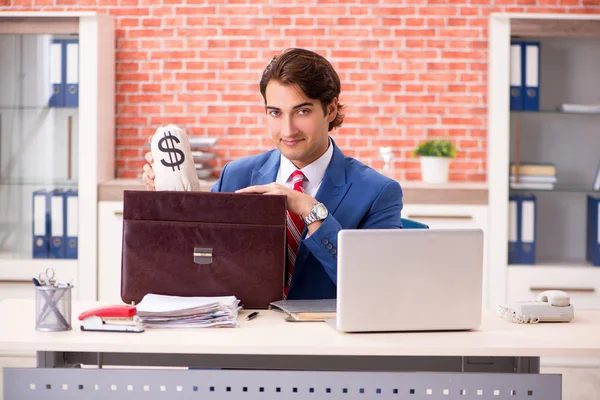 Joven empleado guapo que trabaja en la oficina —  Fotos de Stock