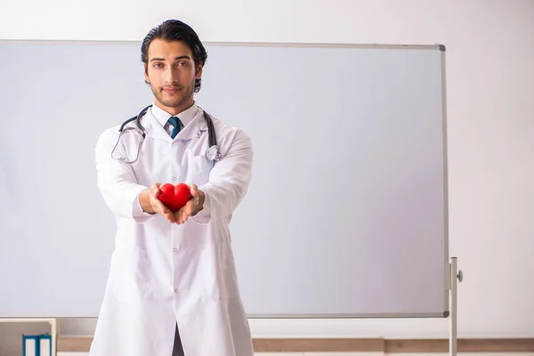 Joven médico frente a pizarra —  Fotos de Stock