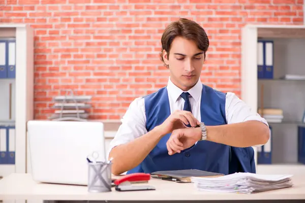 Joven empleado guapo que trabaja en la oficina — Foto de Stock