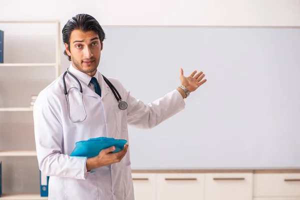 Joven médico frente a pizarra —  Fotos de Stock