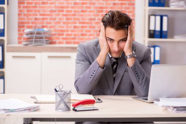 Ofiste çalışan genç bir işadamı.