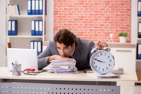 Jungunternehmer arbeitet im Büro — Stockfoto