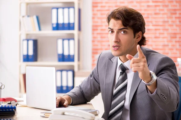 Young businessman working in the office — Stock Photo, Image