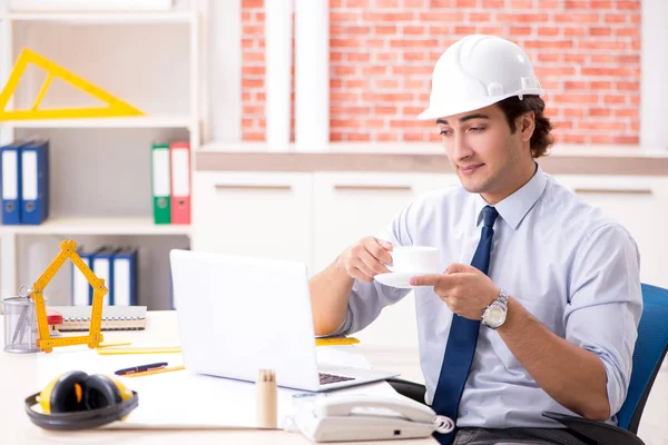 Bauleiter arbeitet an Bauplänen — Stockfoto