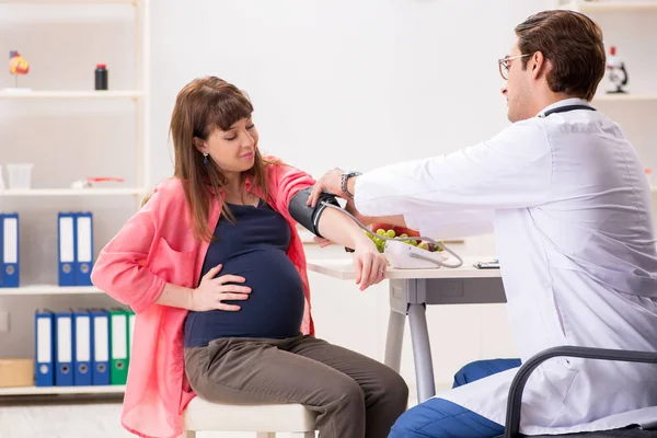 Zwangere vrouw op bezoek arts bespreken gezonde voeding — Stockfoto