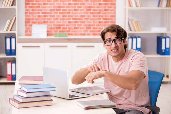 Ung student förbereder sig för collegeprov — Stockfoto