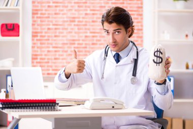 Hastanede çalışan genç bir doktor.
