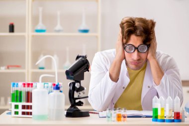 Deneyler ve testler yapan çılgın bir kimyager.