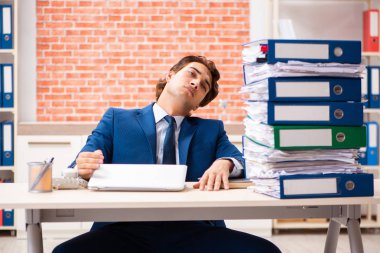 Çok fazla çalışma ile mutsuz zarif delikanlı 