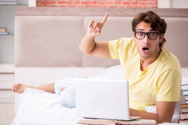 Genç Öğrenci sınav için yatakta