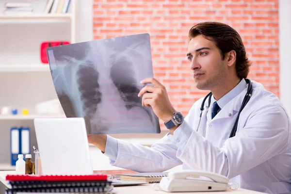 Giovane medico che lavora in ospedale — Foto Stock