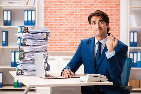 Jeune homme élégant malheureux avec trop de travail — Photo