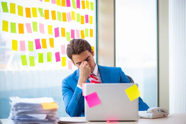 Joven empleado guapo con muchas prioridades contradictorias — Foto de Stock