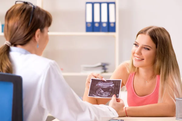 Belle femme enceinte visitant gynécologue féminine — Photo