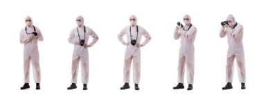 Korunma giysisinde adli tıp uzmanı beyazların fotoğraflarını çekiyor.