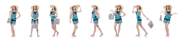 Vacker kvinna med sommaren handväska och panama isolerad på vit — Stockfoto