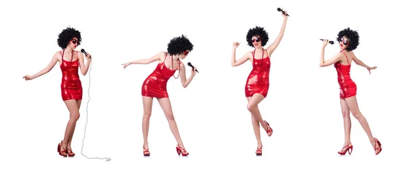 Gwiazda pop z mikrofonem w czerwonej sukience na białym — Zdjęcie stockowe