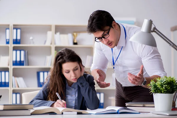 Profesor explicando al estudiante en la conferencia — Foto de Stock