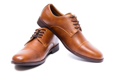 Kahverengi ayakkabılar beyaz arkaplanda izole edilmiş